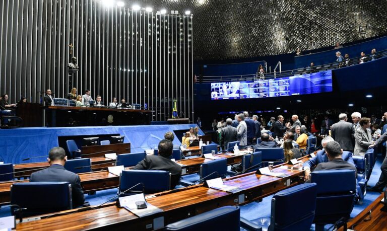 Os parlamentares criticaram o pouco tempo disponível para discutir o projeto - Foto: Roque de Sá - Agência Senado
