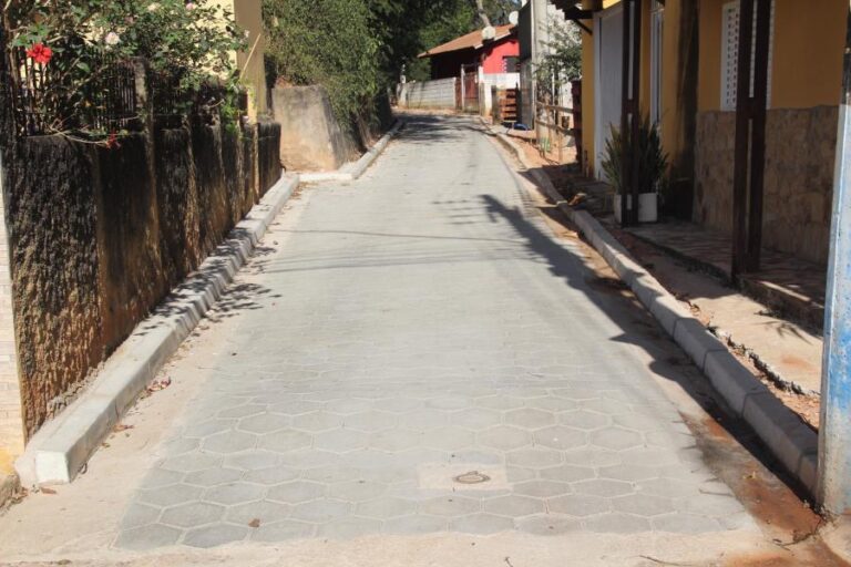 A Prefeitura de Paraibuna tem realizado diversas obras de pavimentação asfáltica e calçamento, beneficiando bairros tanto da zona urbana como da zona rural - Foto: Divulgação PMP