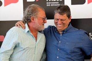 O prefeito de Ilhabela, Toninho Colucci, junto ao governador Tarcísio de Freitas - Foto: Divulgação