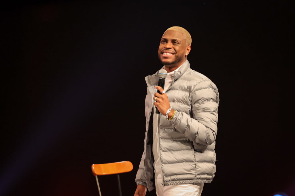 No espetáculo, Yuri faz piada sobre situações do seu cotidiano, como paternidade, relacionamento, família e até mesmo o cantor Naldo Benny