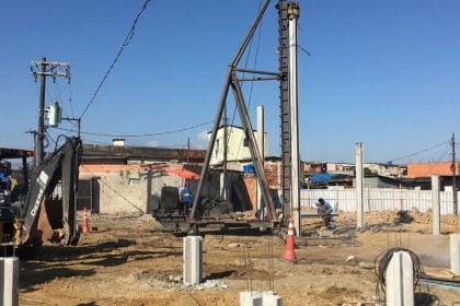 Serão seis conjuntos habitacionais: quatro de apartamentos, totalizando 44 unidades, e dois de casas, cada um com oito residências térreas