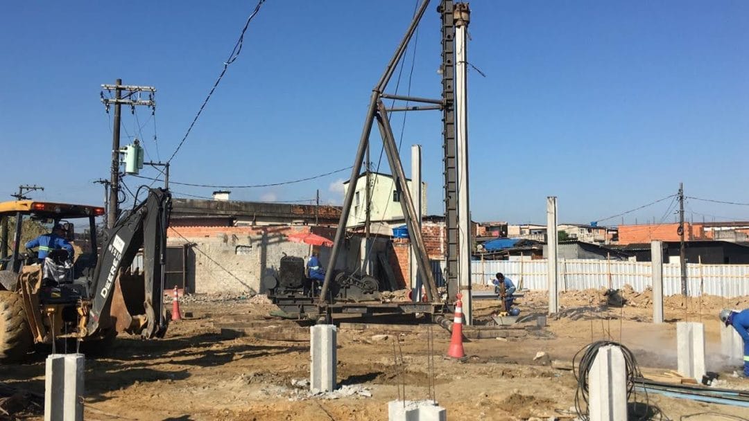 Serão seis conjuntos habitacionais: quatro de apartamentos, totalizando 44 unidades, e dois de casas, cada um com oito residências térreas