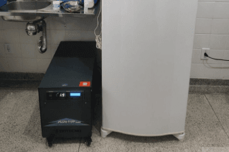 A compra e a instalação dos nobreaks, também conhecidos como UPS (Uninterruptible Power Supply), são dispositivos que fornecem energia elétrica de forma ininterrupta para os equipamentos eletrônicos em caso de queda ou falha na energia da rede elétrica - Foto: Divulgação