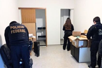 #pracegover Polícia Federal realiza buscas em Caraguatatuba na operação Caffeine Break contra organização criminosa que desviava produtos químicos.