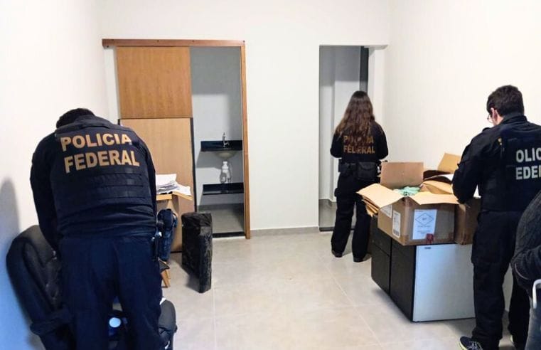 #pracegover Polícia Federal realiza buscas em Caraguatatuba na operação Caffeine Break contra organização criminosa que desviava produtos químicos.