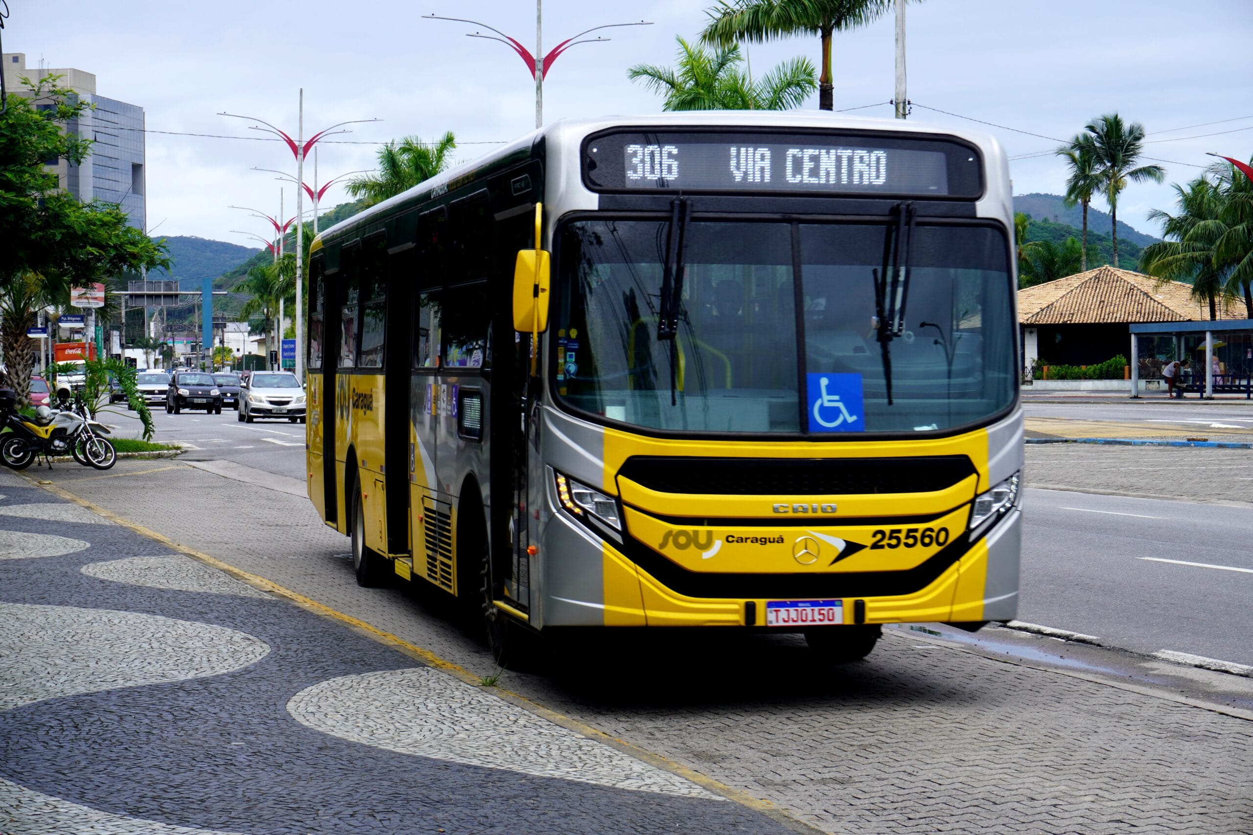 Usuários utilizam cartão de transporte público em Caraguatatuba.