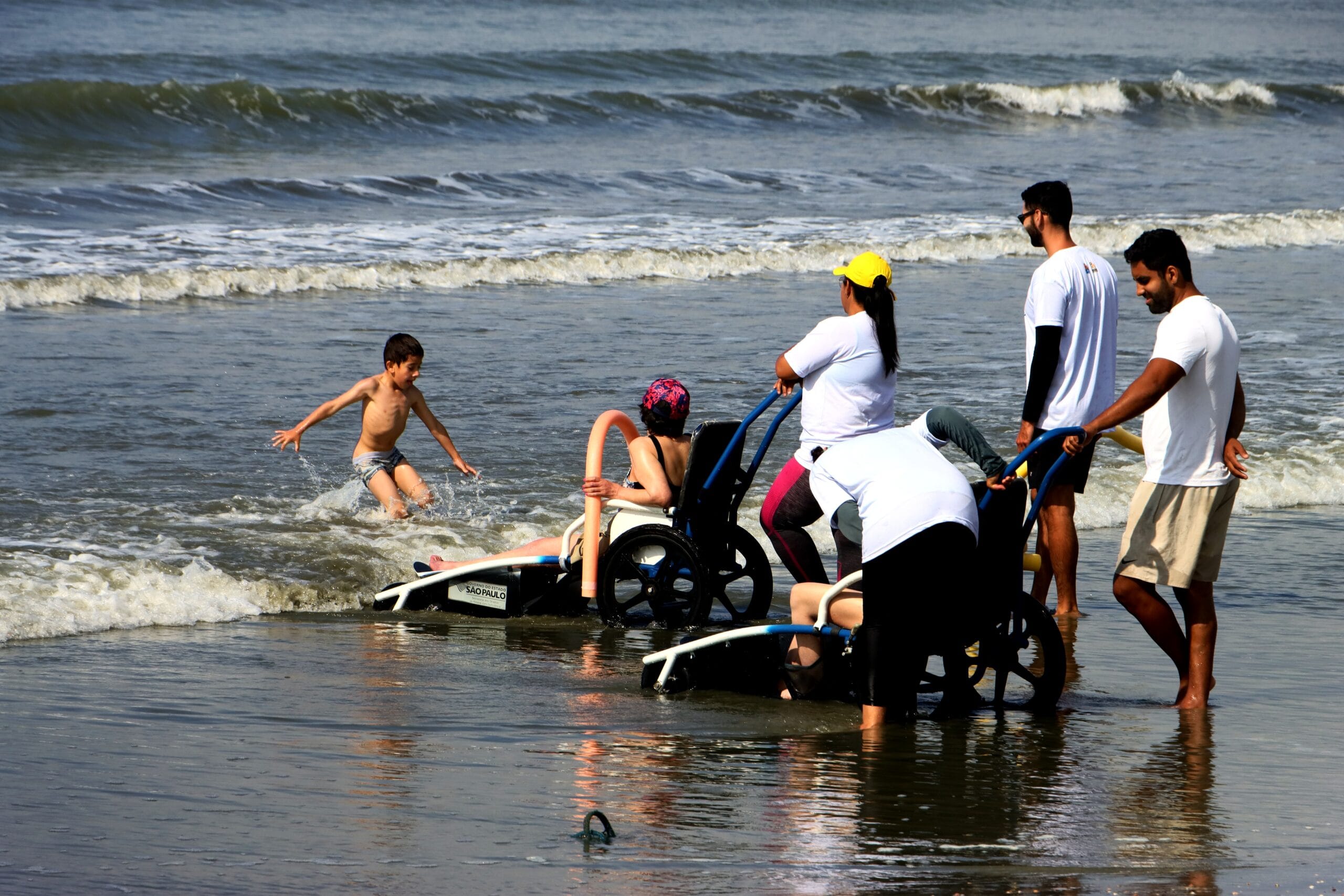 Programa Praia Acessível de Caraguatatuba oferece banho de mar com cadeiras aquáticas adaptadas.