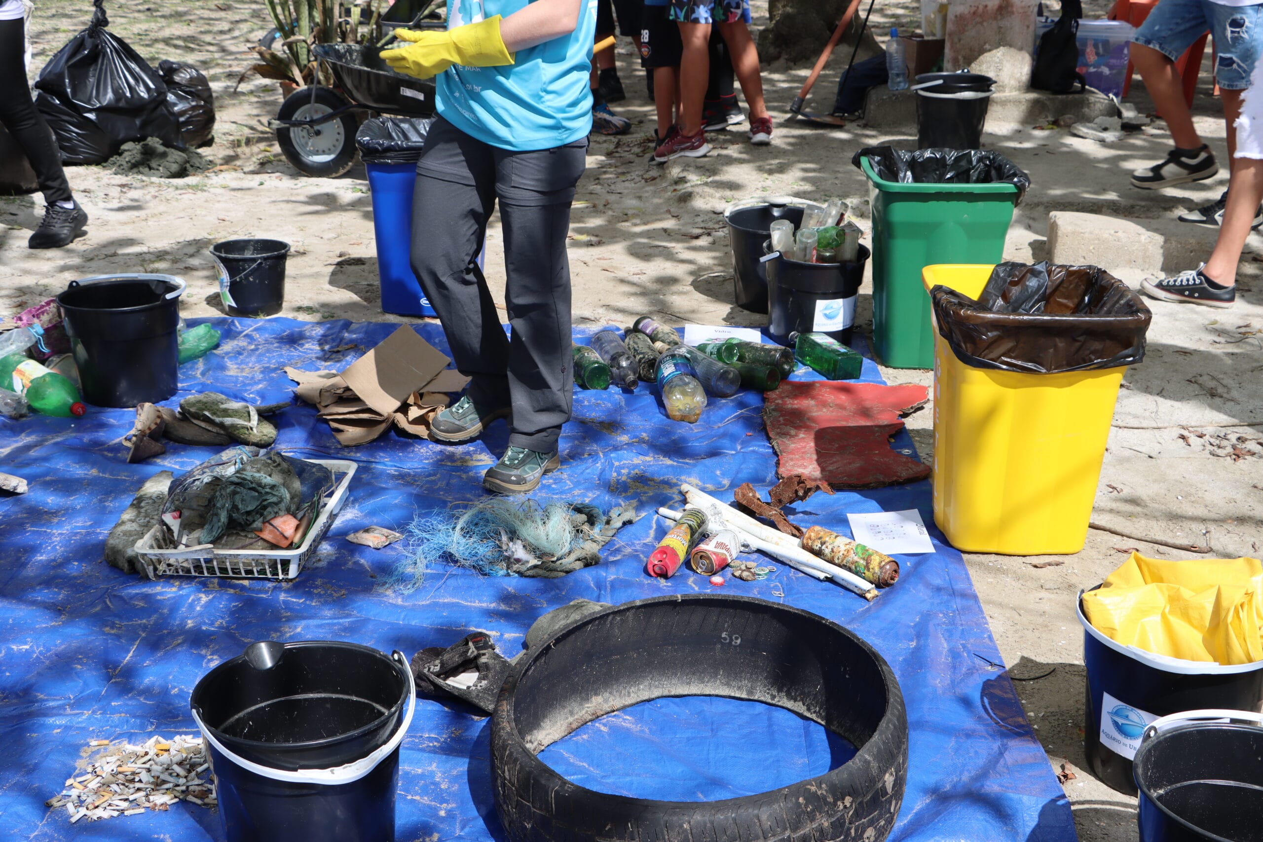 Voluntários recolhem lixo durante mutirão de limpeza na Praia do Porto Novo, em Caraguatatuba – Foto: Dony Machado/PMC
