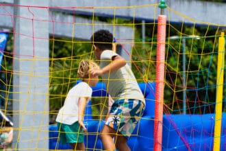 Moradores participam do projeto Ruas e Praças de Lazer em Bertioga com atividades recreativas gratuitas