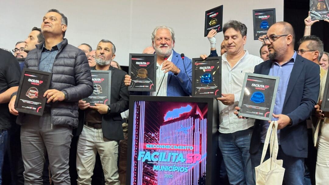 Entrega do selo ocorreu nesta quarta-feira (24)