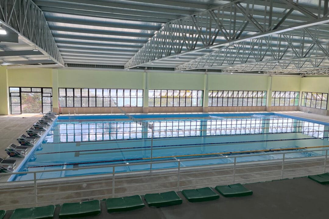 O equipamento é aquecido, coberto e dispõe de estrutura completa para treinamentos e competições