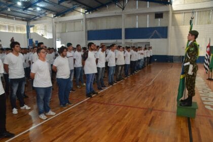 Jovens de Caraguatatuba retiram certificados de reservista na Junta Militar 2025.