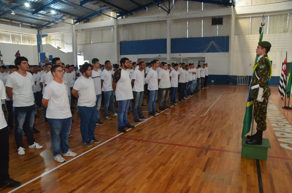 Jovens de Caraguatatuba retiram certificados de reservista na Junta Militar 2025.