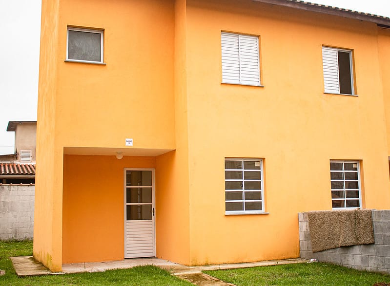 Assinatura de ordem de serviço para construção de moradias em Bertioga
