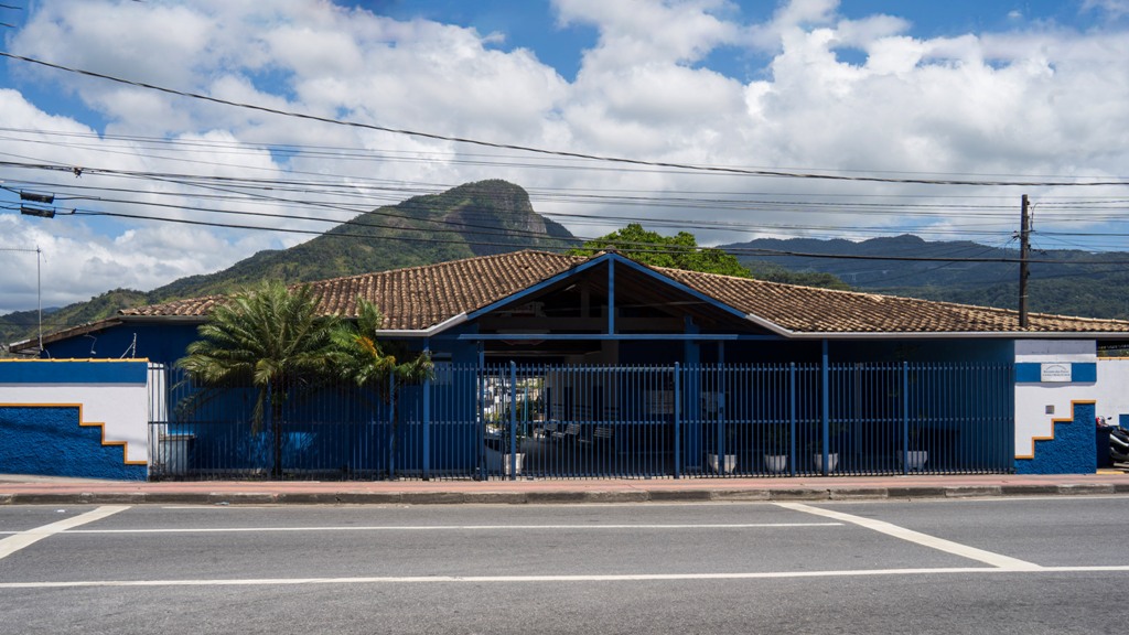 Equipe da Secretaria de Serviços Públicos de Caraguatatuba realiza pintura e revitalização de prédios públicos