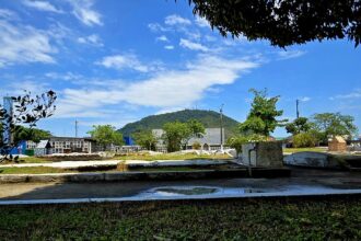 Equipe da Prefeitura de Guarujá realiza manutenção e combate à dengue nos cemitérios municipais antes do Dia de Finados.