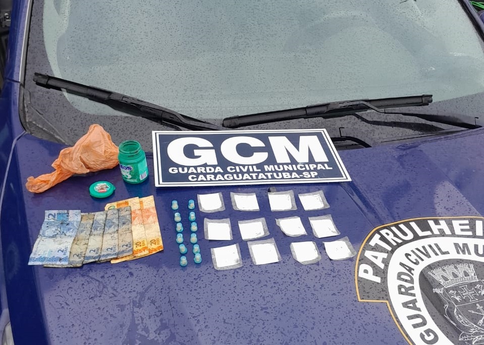 GCM de Caraguatatuba durante prisão de traficante no bairro Travessão.