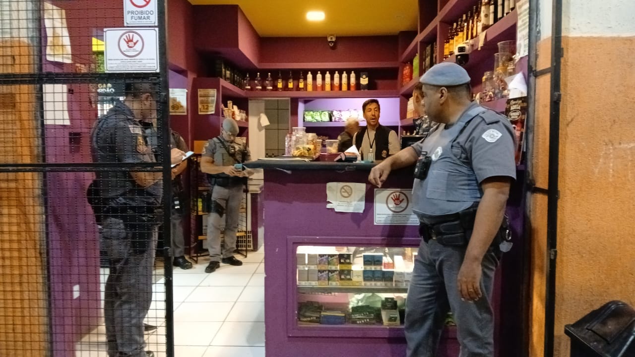 Fiscalização em bares e adegas de Caraguatatuba com fechamento de estabelecimento por higiene.