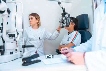 Programa Visão do Bem realiza exames oftalmológicos gratuitos em alunos da rede municipal de Bertioga 