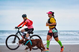 Atletas participam da Ultramaratona BM Bertioga Bora-Bora, uma das maiores provas de revezamento do Brasil.