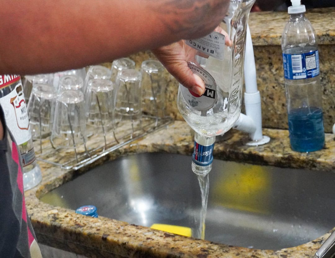 Operação Metanol em São Sebastião identifica bares com bebidas sem procedência.