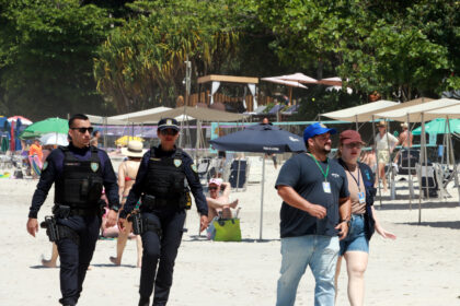 Equipe de fiscalização orienta ambulantes durante operação contra perturbação de sossego em São Sebastião.