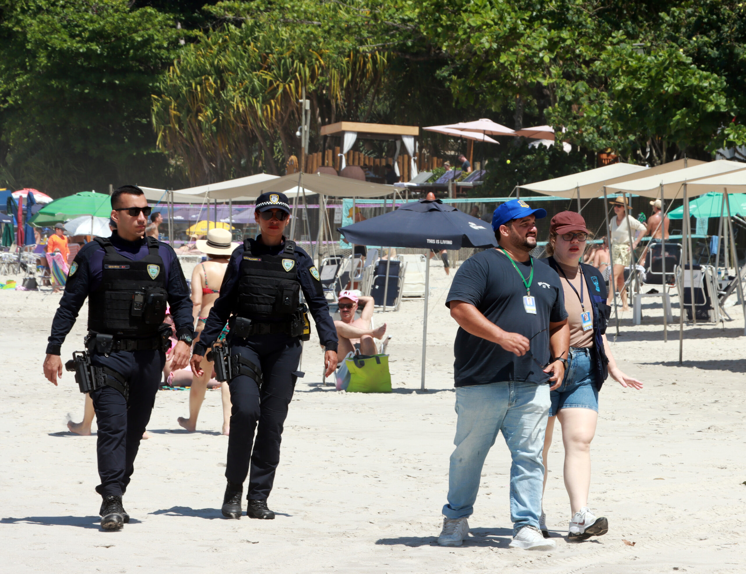 Equipe de fiscalização orienta ambulantes durante operação contra perturbação de sossego em São Sebastião.