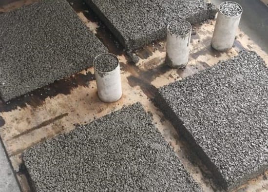 Ecofábrica de Santos transforma resíduos reciclados em pisos drenantes sustentáveis.