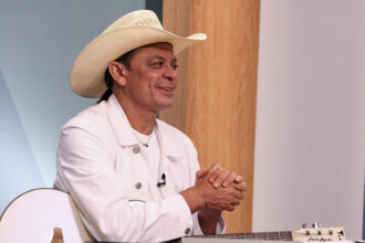 Frank Aguiar se apresenta na Festa do Servidor em São Sebastião, em Boiçucanga