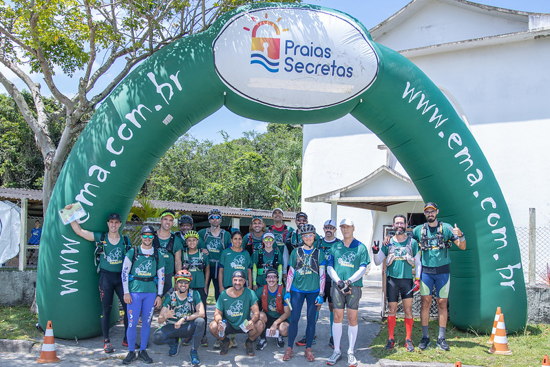 Atletas percorrem trilhas e rios durante a Expedição Chauás em Bertioga.