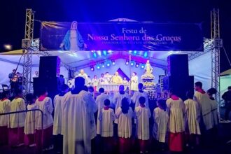 Registro da Festa de Nossa Senhora das Graças em Guarujá com destaque para o tema da celebração