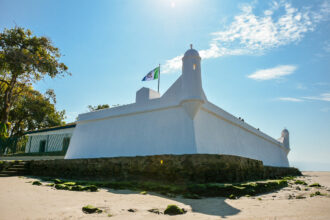 Vista cultural e histórica do Litoral Norte, representando o patrimônio preservado da região.