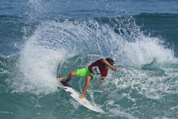 Atletas competindo em etapa do Hang Loose Surf Attack na praia de Maresias.