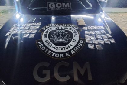 Guardas Civis de Caraguatatuba apreendem porções de cocaína e prendem casal por tráfico no bairro Casa Branca.