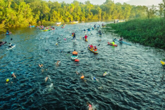 Nadadores participam da Travessia 14 Bis em Bertioga, uma das provas de ultramaratona aquática mais tradicionais do país