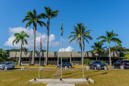 Banner do concurso público de Bertioga com informações sobre vagas e inscrições.