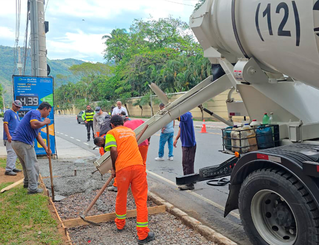 Nova calçada construída na Avenida Manoel Hipólito do Rego no bairro do Arrastão em São Sebastião
