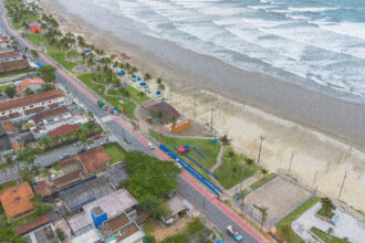Máquinas e trabalhadores realizam obra de implantação de adutora na Avenida Thomé de Souza, em Bertioga.