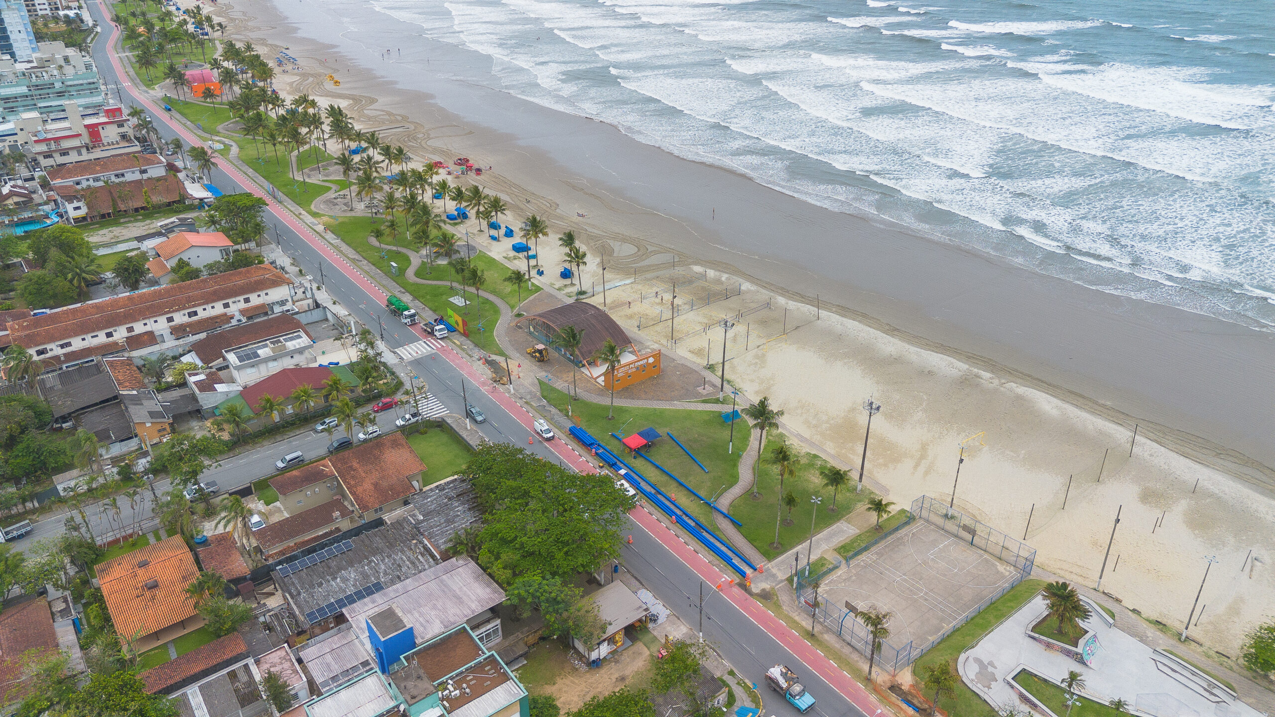 Máquinas e trabalhadores realizam obra de implantação de adutora na Avenida Thomé de Souza, em Bertioga.