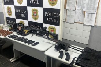 Polícia Civil apreende arsenal com fuzis e munições em casa monitorada no Guarujá