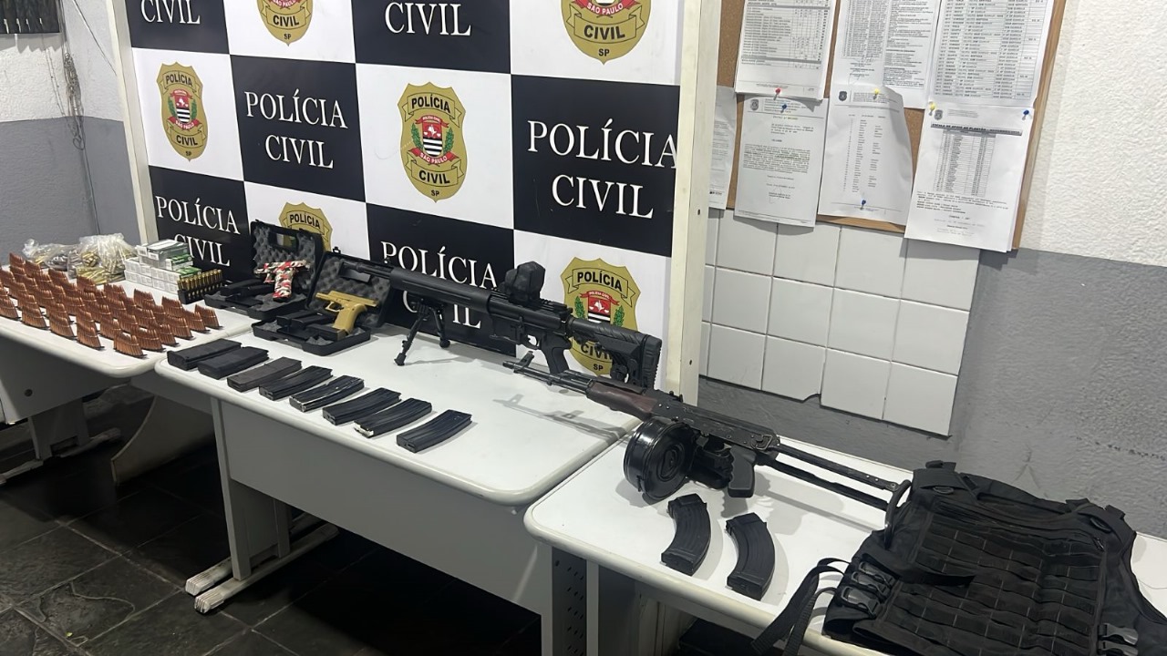 Polícia Civil apreende arsenal com fuzis e munições em casa monitorada no Guarujá