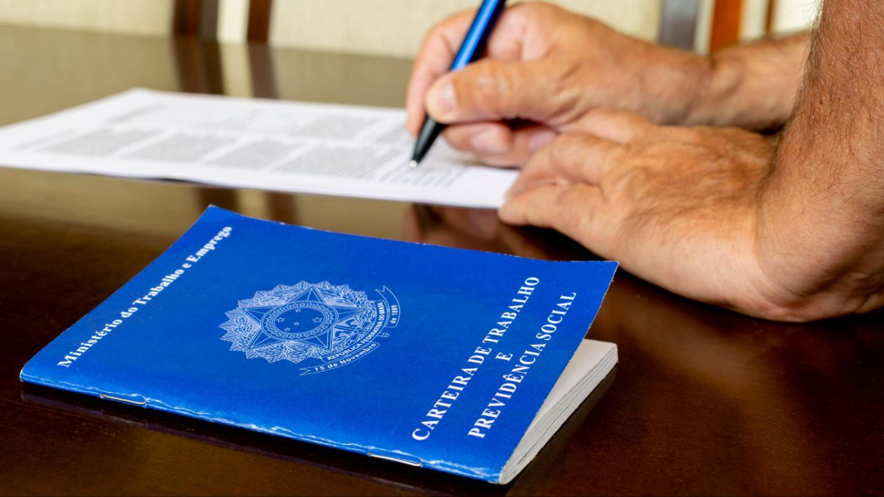Candidatos comparecem ao Posto de Atendimento ao Trabalhador (PAT) de Guarujá para concorrer a vagas de emprego