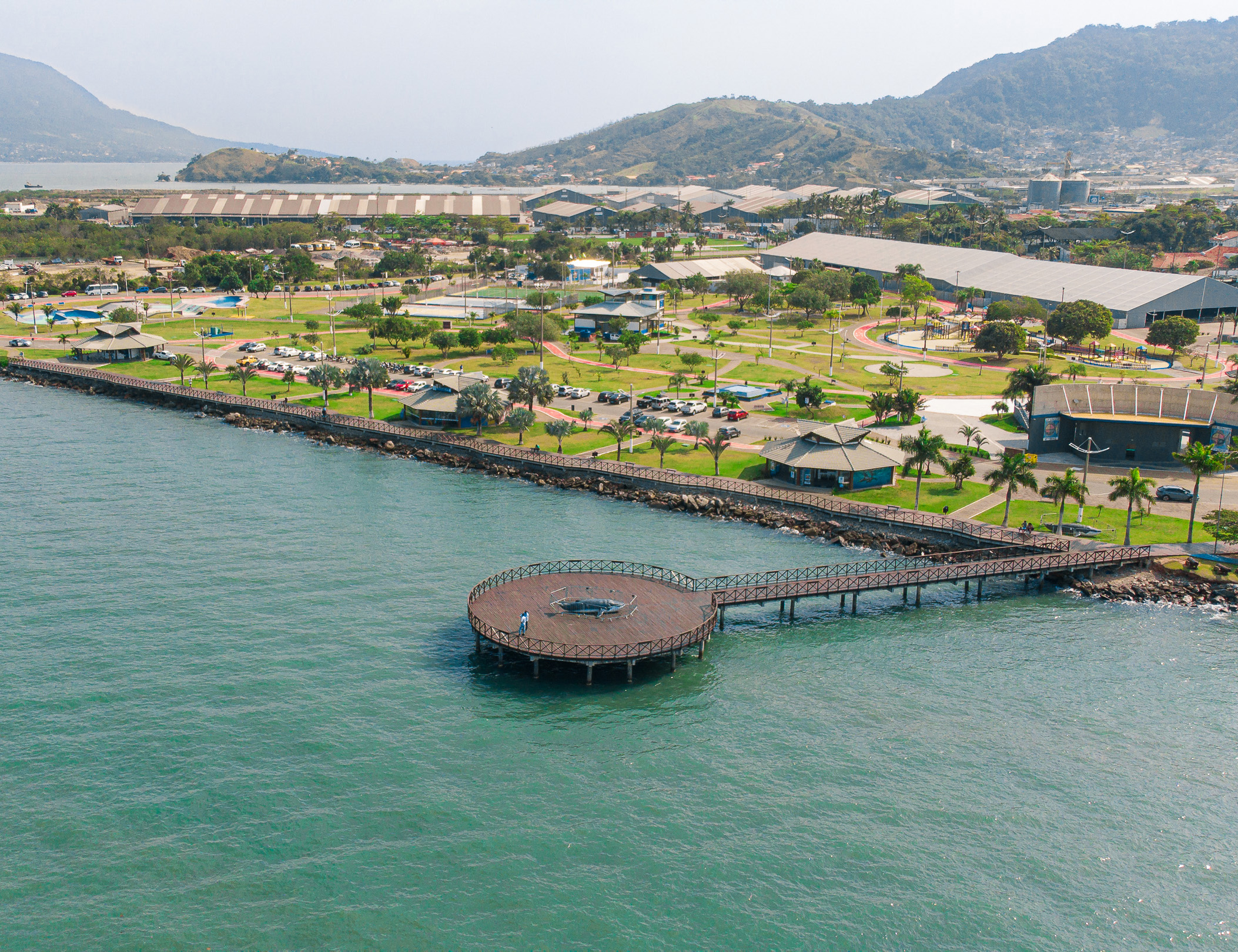 Computador exibindo formulário digital, representando a pesquisa de percepção do turismo