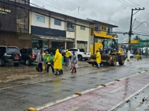 Equipes da prefeitura trabalham para limpar os estragos deixados pelas chuvas | Foto: Divulgação – PMI