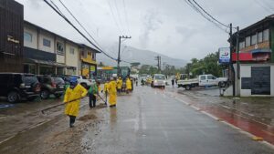 Equipes da prefeitura trabalham para limpar os estragos deixados pelas chuvas | Foto: Divulgação – PMI