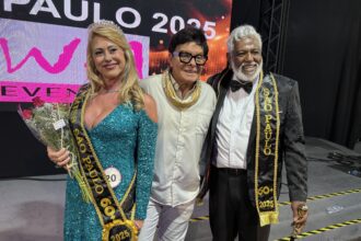 Júlio D’Zambê, vencedor do Mister 60+ estadual, posa para foto durante o concurso