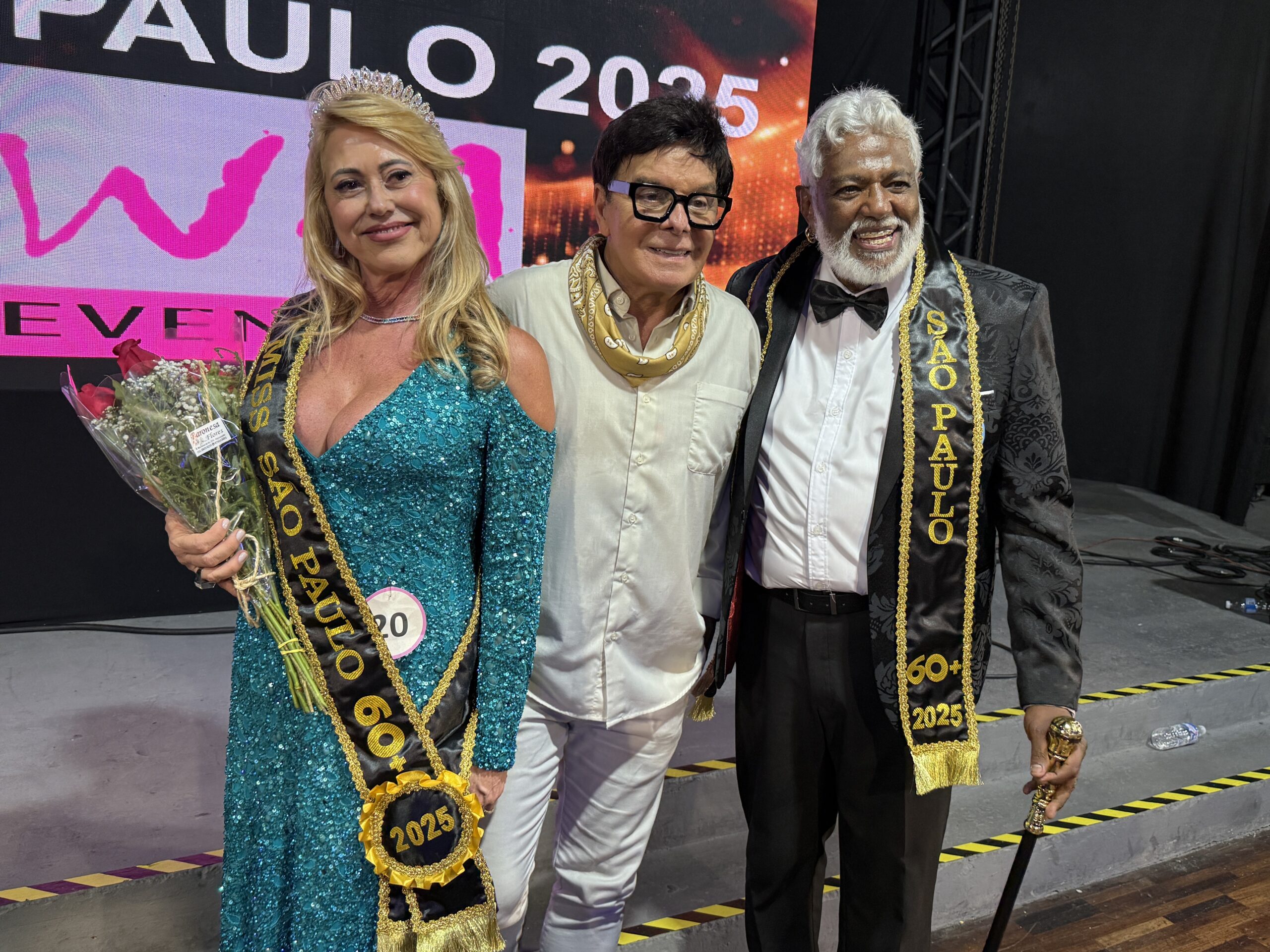 Júlio D’Zambê, vencedor do Mister 60+ estadual, posa para foto durante o concurso