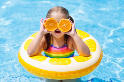 Crianças brincando durante o verão com cuidados de saúde e proteção.
