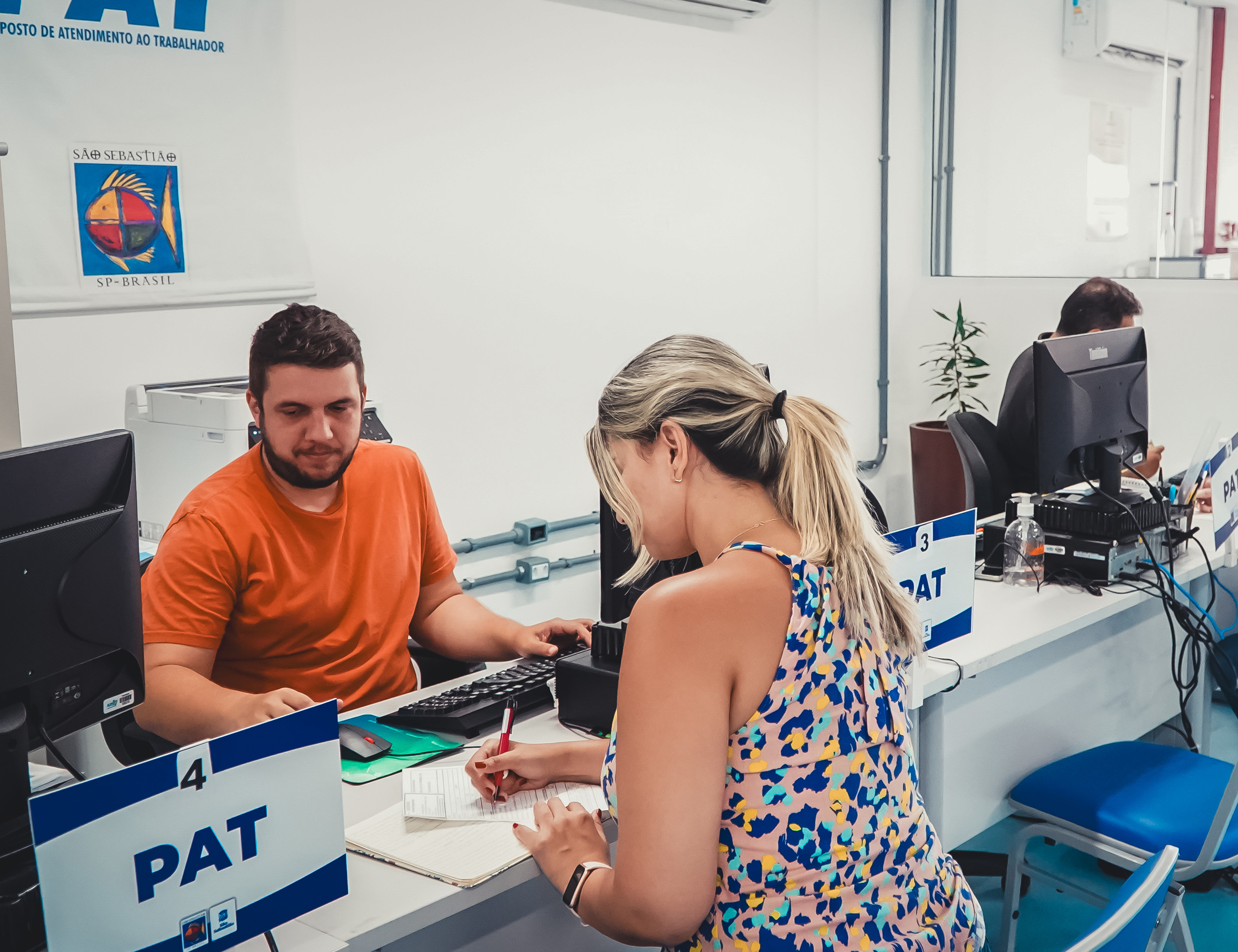Atendimento ao público no Posto de Atendimento ao Trabalhador de São Sebastião.