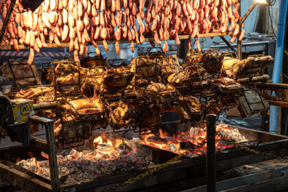 Imagem do festival Sabores do Verão em Bertioga, com área gastronômica e estrutura do evento.